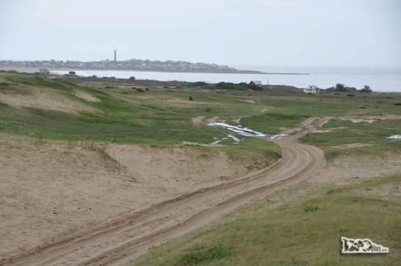 Chegando à praia, Cabo Polonio, no litoral do Uruguai, já aparece no horizonte